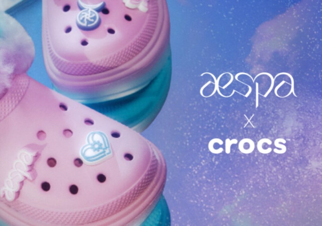 aespa × Crocs コラボサンダル『Stomp Lined Clog』が国内11月10日より