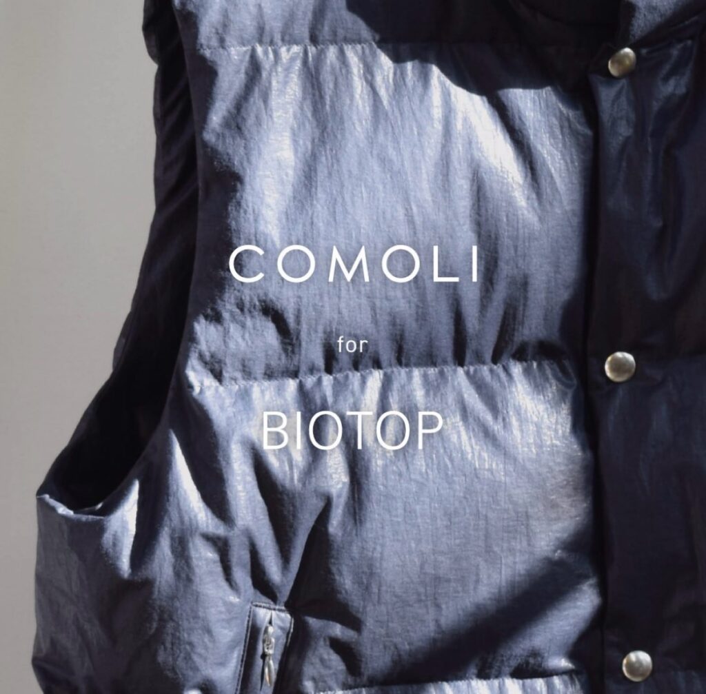 COMOLI for BIOTOP 別注ダウンベストが国内12月23日より発売