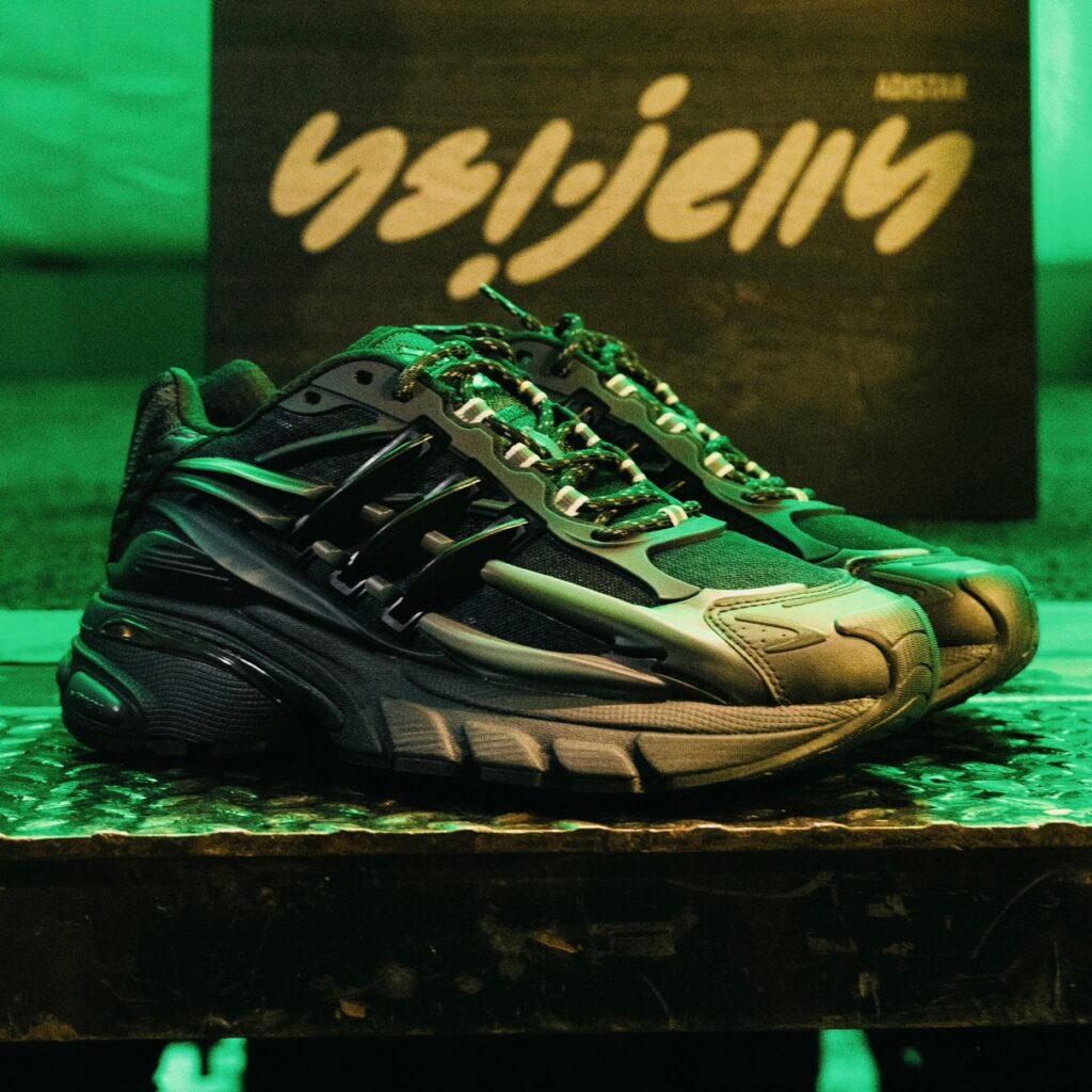 Pharrell x adidas『Adistar Jellyfish “Triple Black”』が12月4日より