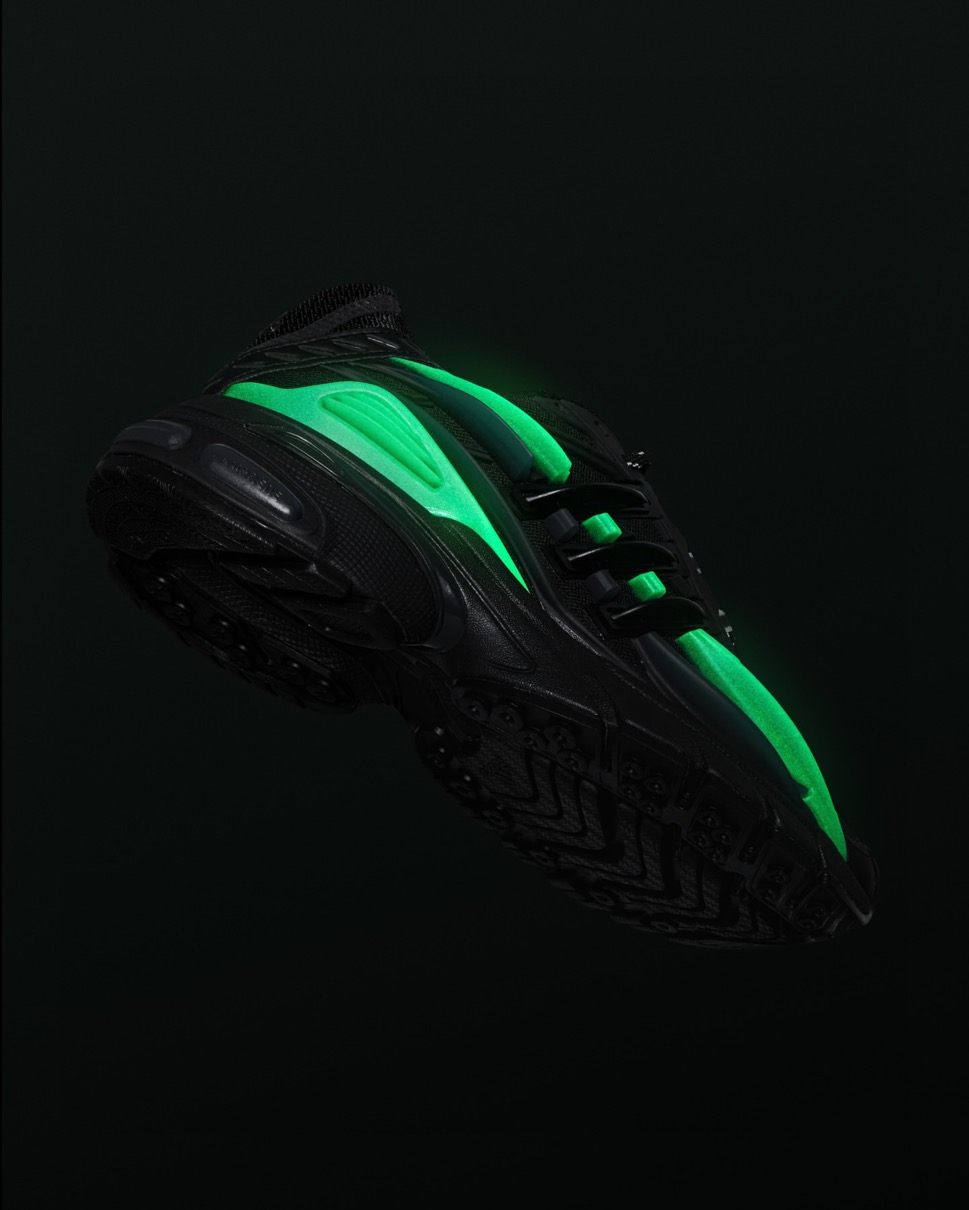 Pharrell x adidas『Adistar Jellyfish “Triple Black”』が国内2月21日