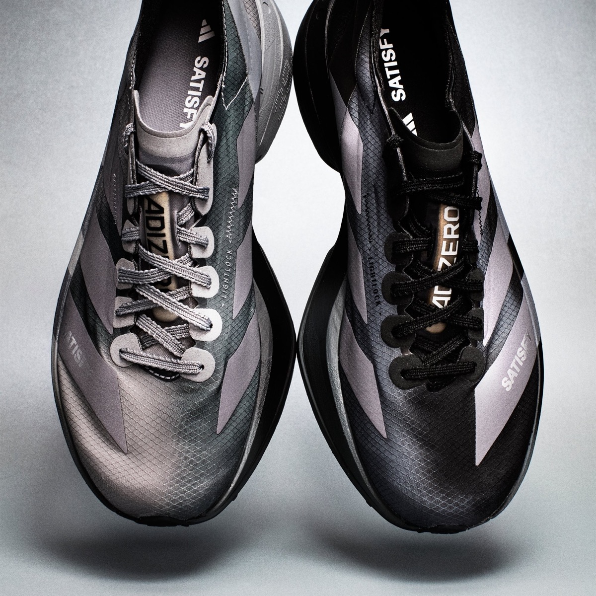 Satisfy x adidas Adizero Adios Pro 4 が国内5月25日より発売［KH8441